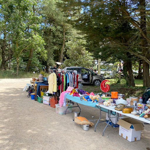 Vide-grenier sur la place de la Ferme
