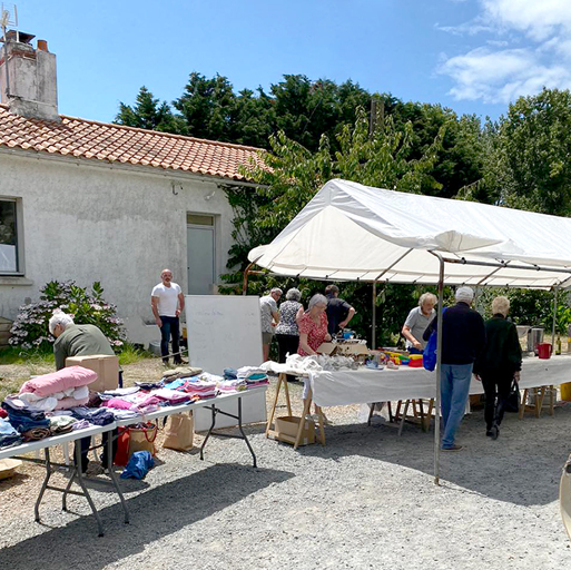 Vide-grenier sur la place de la Ferme