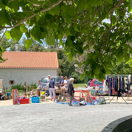 Vide-grenier sur la place de la Ferme