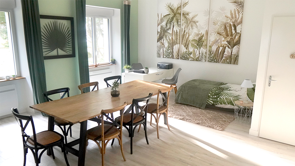 Salle de coworking avec bureau et lit