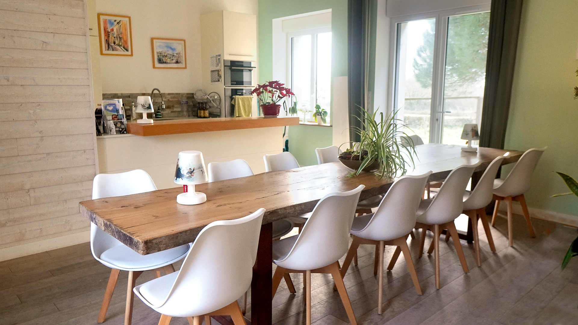 Salle de coworking avec cuisine
